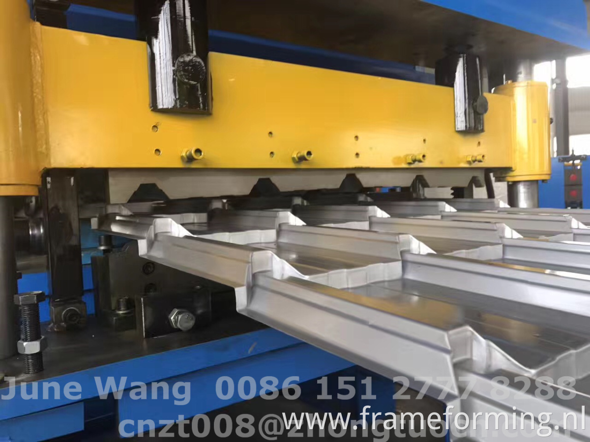 roof panel forming machine 